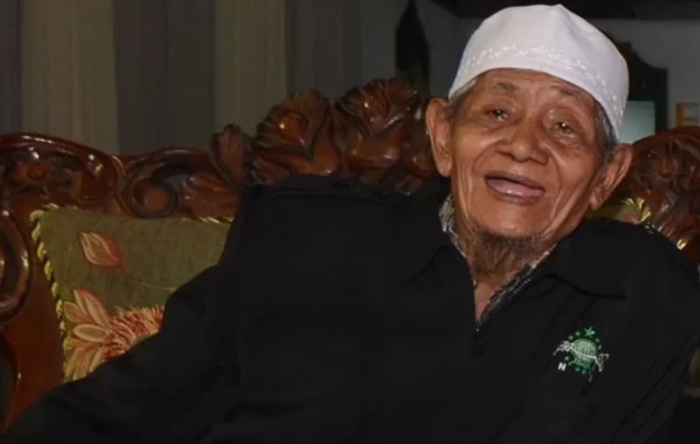 KHARISMATIK: KH Chusaini Ilyas, Pengasuh Pondok Pesantren Salafiyah Al Mishbar, Karangnongko, Mojoranu, Sooko.