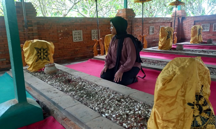 TERPELIHARA: Peziarah berada di bagian luar Makam Pangeran Noto Suryo di Makam Tujuh Troloyo, Dusun Sidodadi, Desa Sentonorejo, Kecamatan Trowulan, Kabupaten Mojokerto. (Foto Laila Ramadani for Radar
