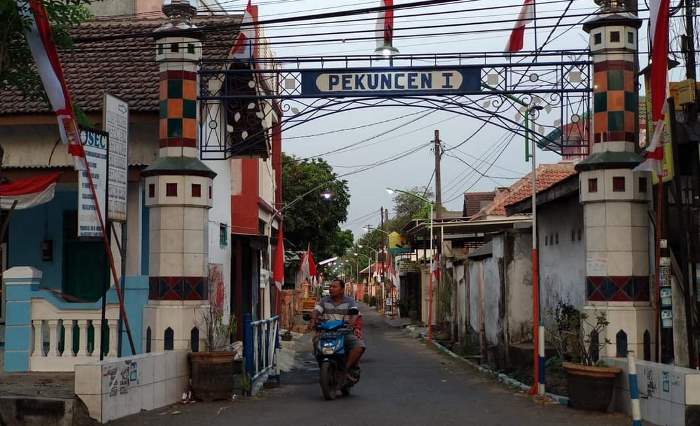 HISTORIS: Warga melintasi gang masuk Lingkungan Pekuncen 1, Kelurahan Surodinawan, Kecamatan Prajurit Kulon, Kota Mojokerto. (foto: Moch. Chariris)
