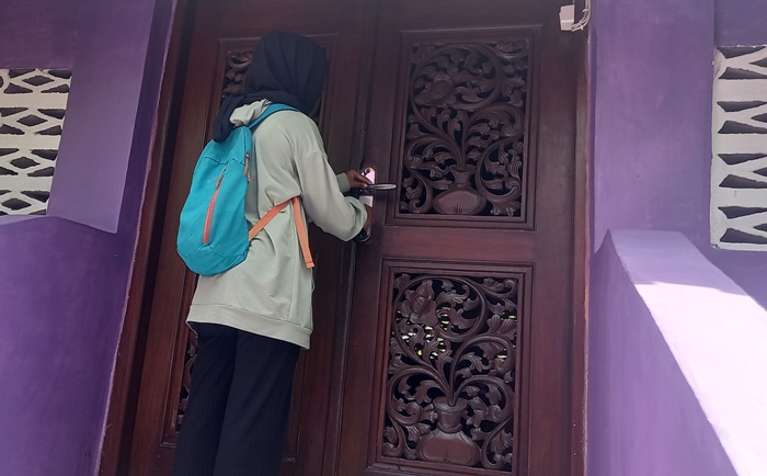 TERJAGA: Peziarah membuka pintu Makam Raden Ayu Anjasmoro, di Dusun Sidodadi, Desa Sentonorejo, Kecamatan Trowulan, Kabupaten Mojokerto. (foto: Annisa Fadilah for Radar Majapahit)