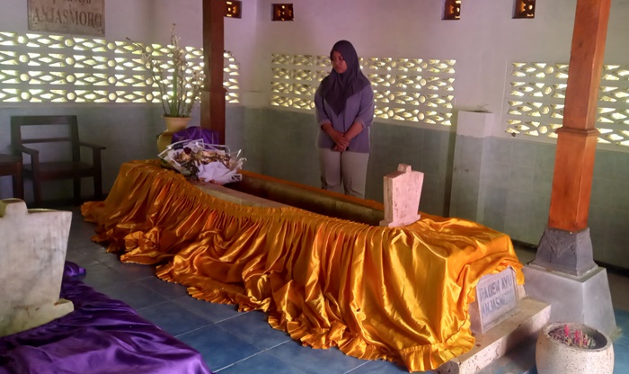 KERAMAT:  Peziarah berdoa di Makam Raden Ayu Anjasmoro, di Dusun Sidodadi, Desa Sentonorejo, Kecamatan Trowulan, Kabupaten Mojokerto. (foto: Laila Ramadani for Radar Majapahit)
