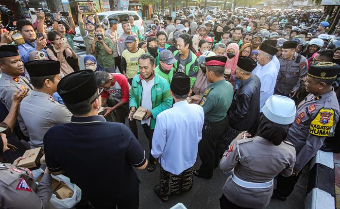 ANTUSIAS: Ratusan warga memadati Jalan Bhayangkara, Kota Mojokerto untuk mendapatkan takjil gratis yang dibagikan Forkopimda Kota Mojokerto.