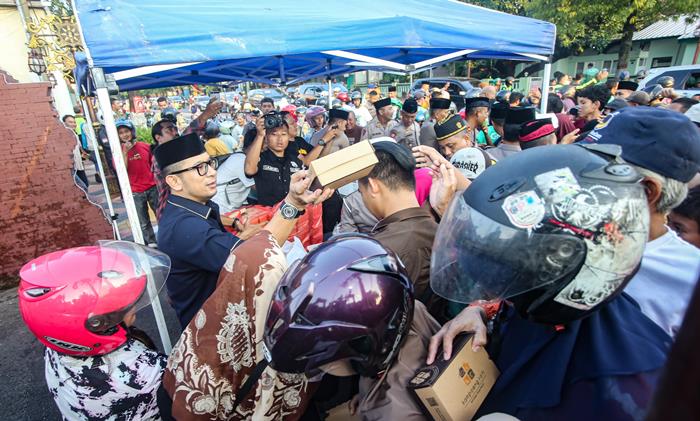 BERBAGI: Warga berdesakan untuk mendapatkan takjil gratis yang dibagikan Forkopimda Kota Mojokerto.