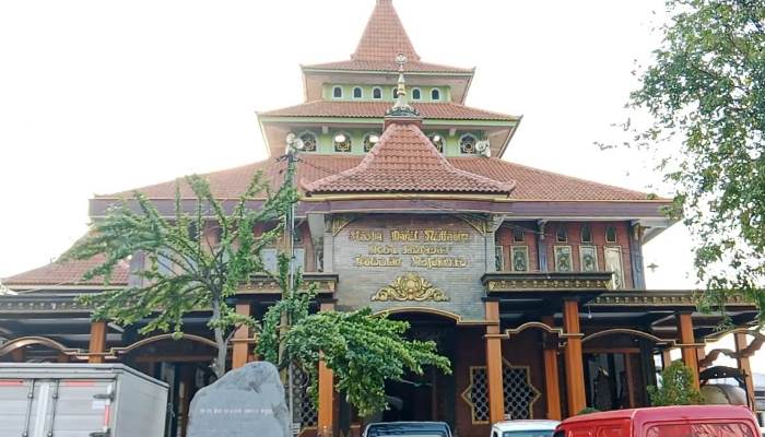 BERBEDA: Masjid Darul Muttaqin, di Desa Jatipasar, Kecamatan Trowulan, Kabupaten Mojokerto berkonsep Majapahitan. (foto: Bryan Noer for Radar Majapahit)