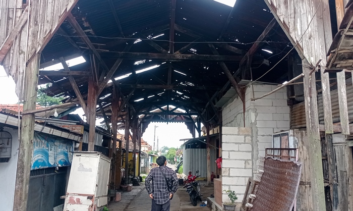 HISTORIS: Warga mengamati rumah warga yang berada di sekitar eks Stasiun Lespadangan di Desa/Dusun Terusan, Kecamatan Gedeg, Kabupaten Mojokerto. (foto: Awaludin Ibnu for Radar Majapahit)