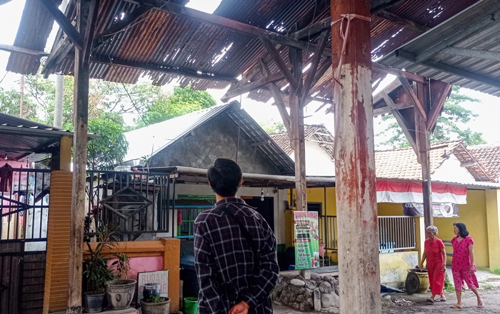 KLASIK: Warga mengamati sisa bangunan eks Stasiun Lespadangan di Desa/Dusun Terusan, Kecamatan Gedeg, Kabupaten Mojokerto. (foto: Awaludin Ibnu for Radar Majapahit)