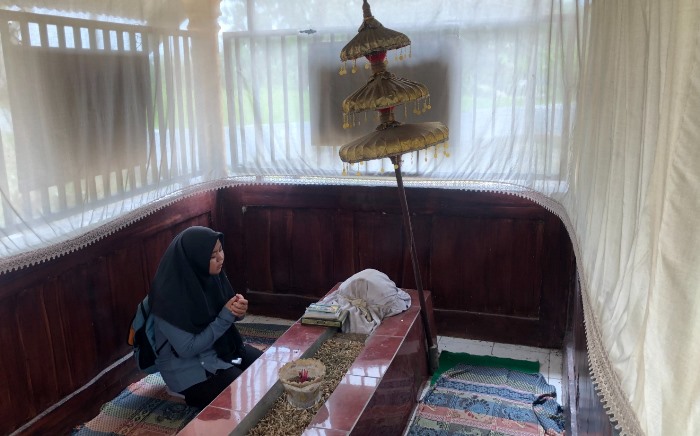 DIKERAMATKAN: Peziarah berdoa di Makam Syaikh Mahdum Syarfiin, Desa Kedungbocok, Tarik, Sidoarjo. (Foto: Bryan Noer for Radar Majapahit).