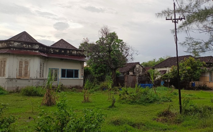 LAWAS: Deretan rumah peninggalan zaman Belanda di kompleks bekas pabrik gula di Desa Perning, Kecamatan Jetis, Kabupaten Mojokerto. (foto: Yulianto Adi Nugroho)