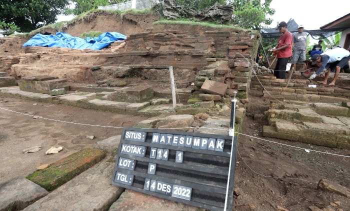DITELITI: Situs Watesumpak di Kecamatan Trowulan, Kabupaten Mojokerto, yang diyakini sebagai kompleks permukiman bangsawan Majapahit diekskavasi pada 2022 silam. (foto: Sofan Kurniawan)