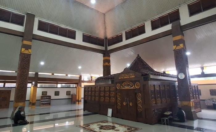 MAJAPAHITAN: Ukiran khas Majapahitan yang terbuat dari kayu jati, menghiasi makam Syekh Jumadil Kubro, di Desa Sentonorejo, Trowulan, Mojokerto. (foto: Annisa Fadilah for Radar Majapahit)