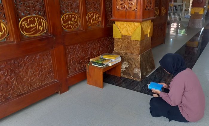 KHUSYUK: Peziarah sedang membaca Yain di area Makam Syekh Jumadil Kubro, di Dusun Sidodadi, Desa Sentonorejo, Kecamatan Trowulan, Kabupaten Mojokerto. (foto Laila Ramadani for Radar Majapahit)