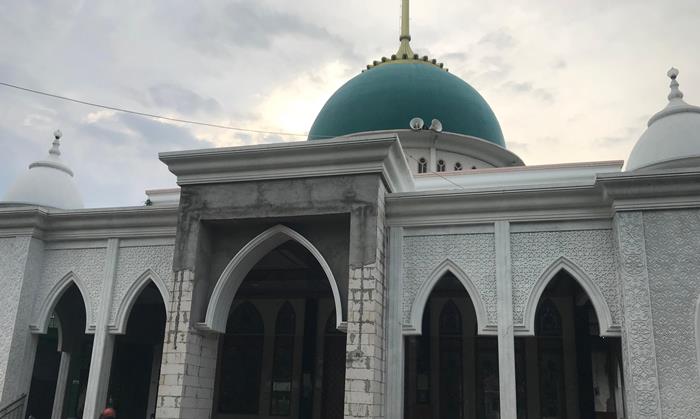 KONDISI TERKINI: Masjid Besar Baitul Muttaqin, di Desa Jatisari, Kecamatan Kutorejo, Kabupaten Mojokerto sedang dalam tahap renovasi. (Foto: Nilam Mustiya for Radar Majapahit).