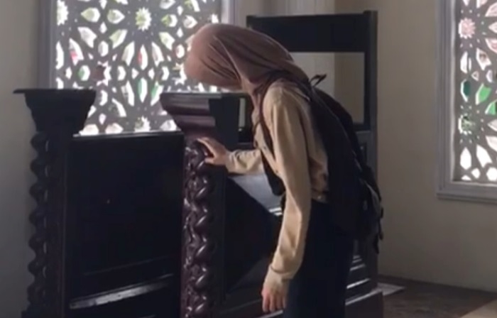 BERSEJARAH: Mimbar khatib mirip dengan altar peribadatan etnis Tionghoa di Masjid Baitul Muttaqin Jatisari, Kutorejo, Mojokerto. (Foto: Nilam Mustiya for Radar Majapahit)