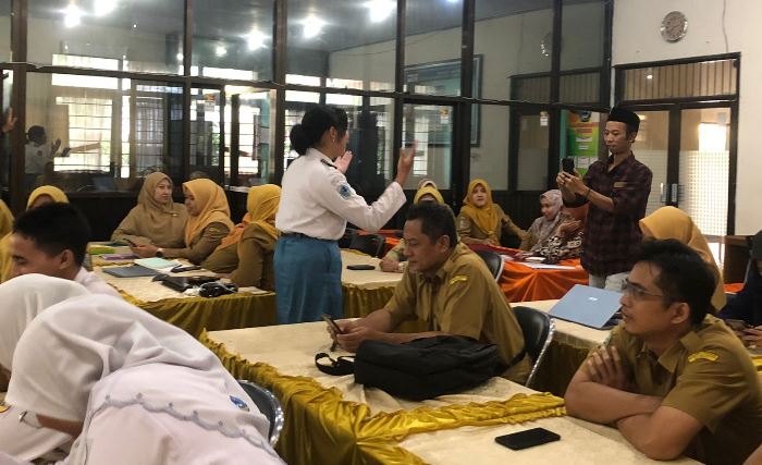 PRAKTIK: Siswa belajar menjadi konten kreator bersama Manajer Online dan Media SosialJPRM Moch. Chariris. (foto: Indah Oceananda)