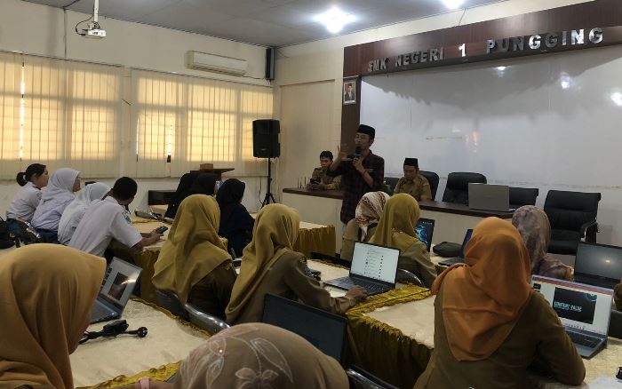 Manajer Online dan Media Sosial Jawa Pos Radar Mojokerto menyampaikan materi pengelolaan media sosial dan website. (foto: Indah Oceananda)