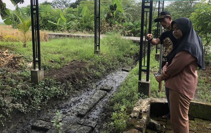 STRUKTUR: Agus, penanggung jawab Museum AlasTrik, Desa Kedungbocok, Tarik, Sidoarjo, menunjukkan situs bangunan gerbang. (foto: Bryan Noer for Radar Majapahit)