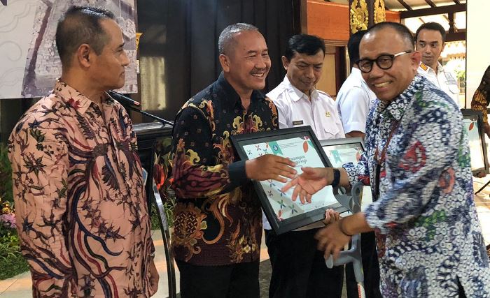 DUKUNGAN: Sekretaris Direktorat Jenderal Kebudayaan, Kemendikbudristek Fitra Arda menyerahkan penghargaan kepada kades dan camat di BPK Wilayah XI Jatim. (foto: Indah Oceananda)