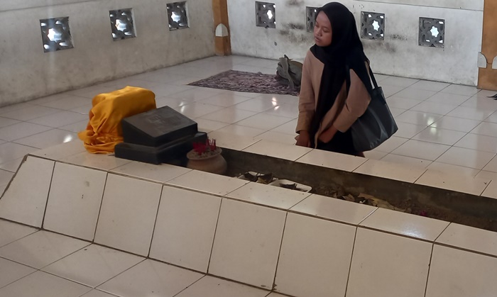 SAKRAL: Makam Nyai Roro Kepyur di kompleks Makam Troloyo di Dusun Sidodadi, Desa Sentonorejo, Kecamatan Trowulan, Kabupaten Mojokerto. (foto Annisa Fadilah for Radar Majapahit)