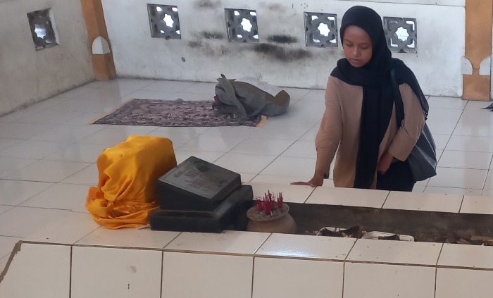 TERJAGA: Peziarah melihat kondisi Makam Nyai Roro Kepyur di kompleks Makam Troloyo, di Desa Sentonorejo, Kecamatan Trowulan, Kabupaten Mojokerto.  (foto Annisa Fadilah for Radar Majapahit)