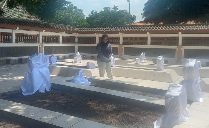 MENGAMATI: Pengunjung melihat kondisi terkini petilasan walisongo di area Makam Troloyo, Desa Sentonorejo, Kecamatan Trowulan, Kabupaten Mojokerto. (foto: Laila Ramadani for Radar Majapahit)