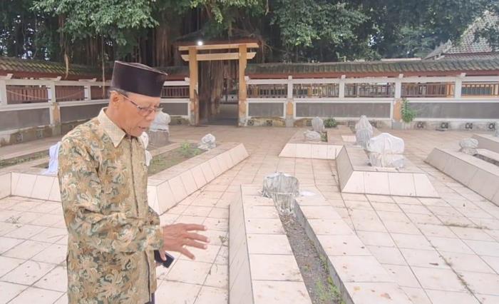 BERSEJARAH: Warga mengamati petilasan walisongo di area Makam Troloyo Dusun Sidodadi, Desa Sentonorejo, Kecamatan Trowulan, Kabupaten Mojokerto. (foto: Laila Ramadani for Radar Majapahit)