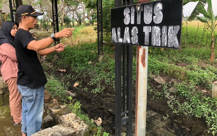 STRUKTUR: Agus, penjaga Museum Alas Trik menunjukkan situs yang diduga menjadi cikal bakal terbentuknya Kerajaan Majapahit, di Desa Kedungbocok, Tarik, Sidoarjo. (foto: Bryan Noer for Radar Majapahit)