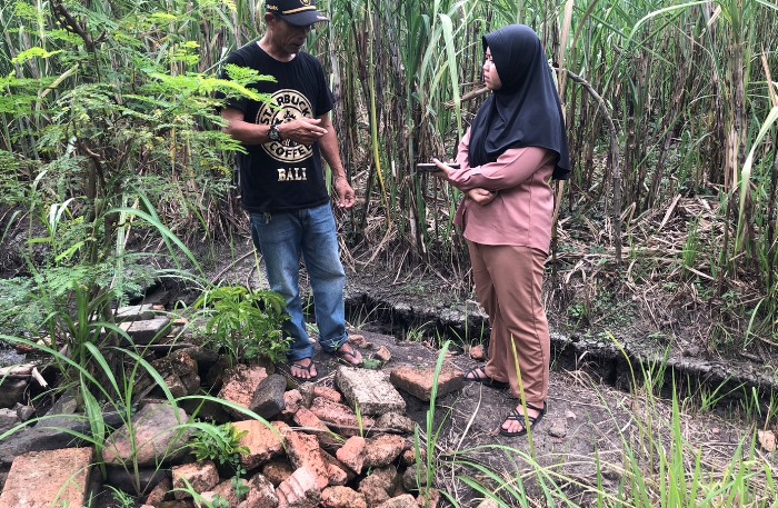 GUNDUKAN: Tumpukan batu bata kuno yang merupakan reruntuhan bangunan saat Raden Wijaya bermukim di Desa Kedungbocok, Tarik, Sidoarjo. (foto: Bryan Noer for Radar Majapahit)
