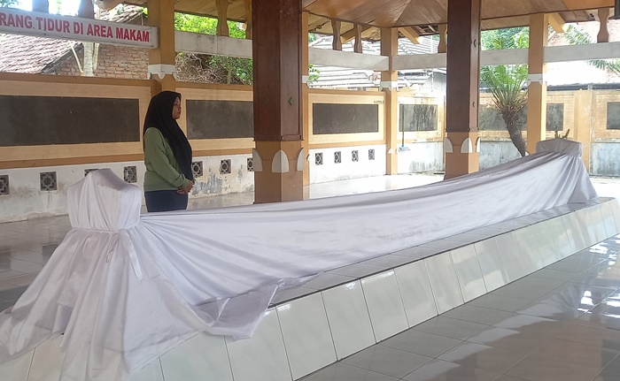 TERAWAT: Peziarah mengamati Makam Sunan Ngundung yang masih terawat dan dijaga warga setempat. (foto: Laila Ramadani for Radar Majapahit)