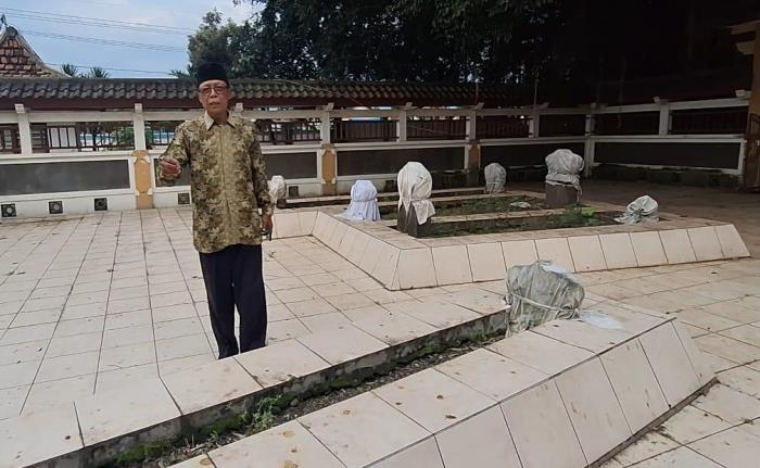 JEJAK WALISONGO: Juru Kunci Makam Troloyo Arifin menunjukkan area yang biasa digunakan walisongo bermusyarah di era Kerajaan Majapahit, di Desa Sentonorejo, Trowulan, Mojokerto.