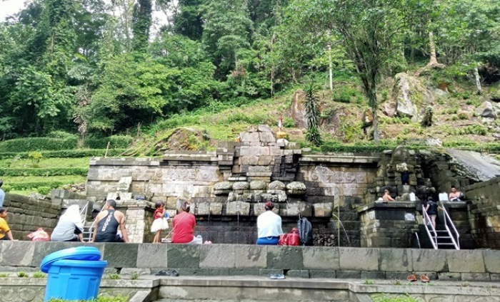JADI OBJEK WISATA: Petirtaan Jolotundo di Kecamatan Trawas, Kabupaten Mojokerto diyakini mampu membuat pengunjungnya awet muda.