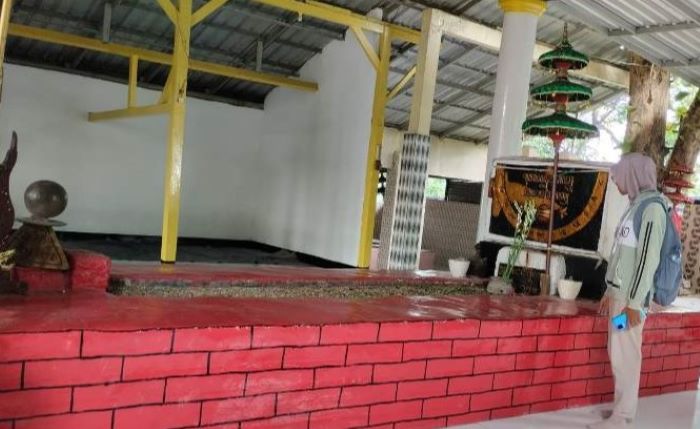 TAK BIASA: Salah satu pengunjung melihat kondisi Makam Panjang di Dusun Unggahan Desa/Kecamatan Trowulan, Kabupaten Mojokerto. (foto: Nadya Azzahra for Radar Majapahit)