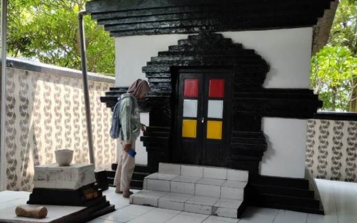 AKRAL: Pengunjung mengamati bangunan khusus tempat bersemadi di Makam Panjang di Dusun Unggahan, Desa/Kecamatan Trowulan. (foto: Nadya Azzahra for Radar Majapahit)