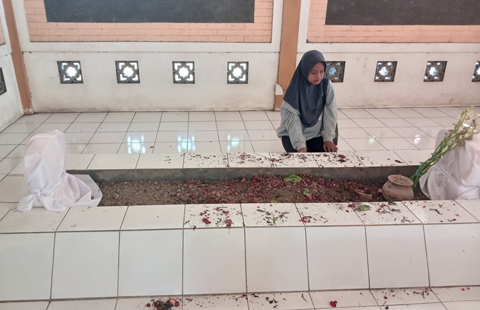TERAWAT: Pengunjung mengamati Makam Tumenggung Patas Angin di Dusun Sidodadi, Desa Sentonorejo, Kecamatan Trowulan, Kabupaten Mojokerto. (foto: Nur Zurotus Sita for Radar Majapahit)
