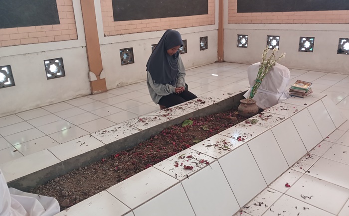 KERAMAT: Pengunjung berdoa di Makam Tumenggung Patas Angin di Dusun Sidodadi, Desa Sentonorejo, Kecamatan Trowulan, Kabupaten Mojokerto. (foto: Nur Zurotus Sita for Radar Majapahit)