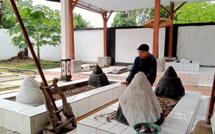 KLASIK: Pengunjung mengamati makam Singa Barong dan Macan Putih, panglima di Kerajaan Majapahit pada masa Raja Brawijaya V. (foto: Putri Fadiyah for Radar Majapahit)