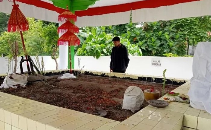 DIRAWAT: Pengunjung mengamati makam Putri Campa yang berdampingan dengan makam Raja Brawijaya V, Desa/Kecamatan Trowulan, Kabupaten Mojokerto. (foto: Putri Fadiyah for Radar Majapahit)