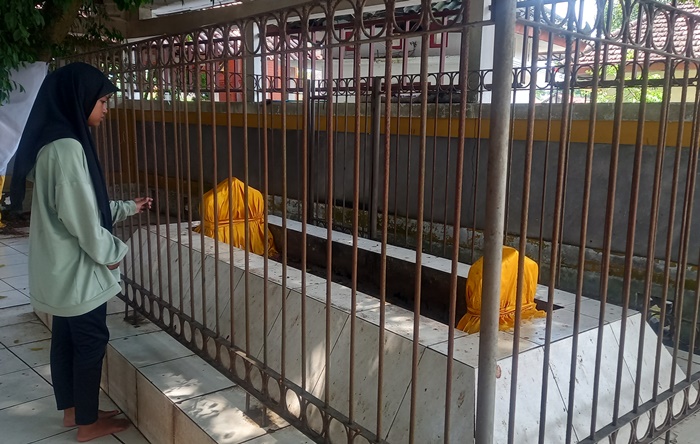TERAWAT: Makam Immamudin Sofari, santri Temenggung Satim Singomoyo, di kompleks Makam Troloyo, Desa Sentonorejo, Kecamatan Trowulan, Kabupaten Mojokerto. (foto Annisa Fadilah for Radar Majapahit)
