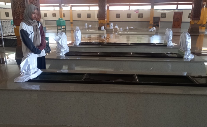 DISAKRALKAN: Pengunjung sedang mengamati Makam Telu di kompleks Makam Troloyo, Dusun Sidodadi, Desa Sentonorejo, Kecamatan Trowulan, Kabupaten Mojokerto. (foto: Annisa Fadilah for Radar Majapahit)