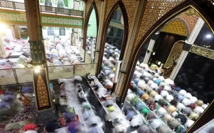 HASIL RENOVASI: Desain interior dan ornamen Masjid Agung Al Fattah Kota Mojokerto memadukan kebudayaan Islam dan Majapahitan.