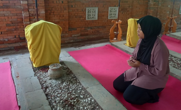 BERDOA: Makam Pangeran Noto Kusumo yang disakralkan masyarakat di Desa Sentonorejo, Kecamatan Trowulan, Kabupaten Mojokerto. (foto: Laila Ramadani for Radar Majapahit)