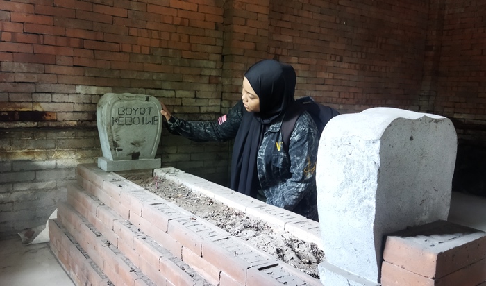 PETILASAN: Pengunjung Petilasan Kebo Iwe di Dusun Wringin Lawang, Desa Jatipasar, Kecamatan Trowulan, Kabupaten Mojokerto. (foto Moch. Khasib for Radar Majapahit).