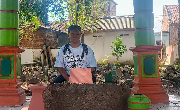 TANPA ALU: Kondisi batu lumpang yang masih terawat di area Makam Mbah Derpo di Kelurahan Desa Gunung Gedangan, Kecamatan Magersari, Kota Mojokerto. (foto: Awaludin Ibnu for Radar Majapahit)