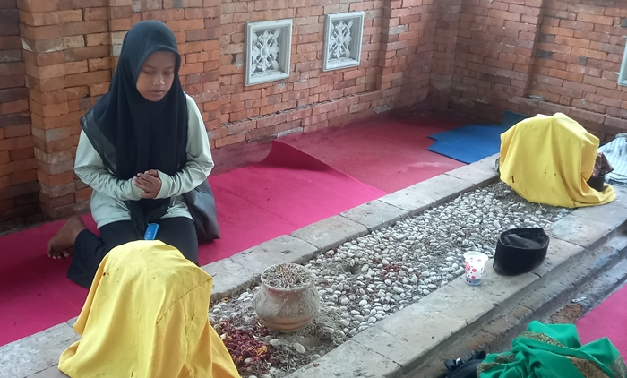 KERAMAT: Pengunjung berdoa di Makam Polo Putro di kompleks Makam Tujuh Troloyo, Dusun Sidodadi, Desa Sentonorejo, Kecamatan Trowulan, Kabupaten Mojokerto. (foto: Annisa Fadilah for Radar Majapahit)