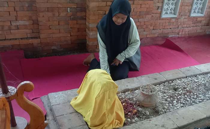 KUSYUK: Pengunjung mengamati kondisi Makam Polo Putro di Makam tujuh Troloyo, Dusun Sidodadi, Desa Sentonorejo Kecamatan, Trowulan Kabupaten Mojokerto. (foto: Annisa Fadilah for Radar Majapahit)