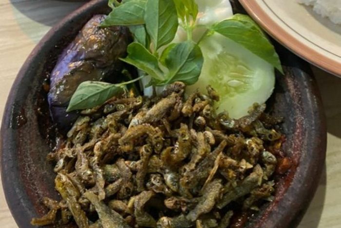 GUGAH SELERA: Sambel wader khas Kabupaten Mojokerto semakin menggugah selera dengan disajikan bersama lalapan segar dan nasi hangat. (foto: dok JPRM)