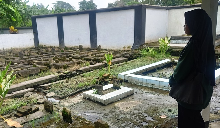 TAK TERAWAT: Pengunjung mengamati Kompleks Pemakaman Islam di Situs Cempaka tepatnya di Dusun Unggahan, Desa/Kecamatan Trowulan, Kabupaten Mojokerto.