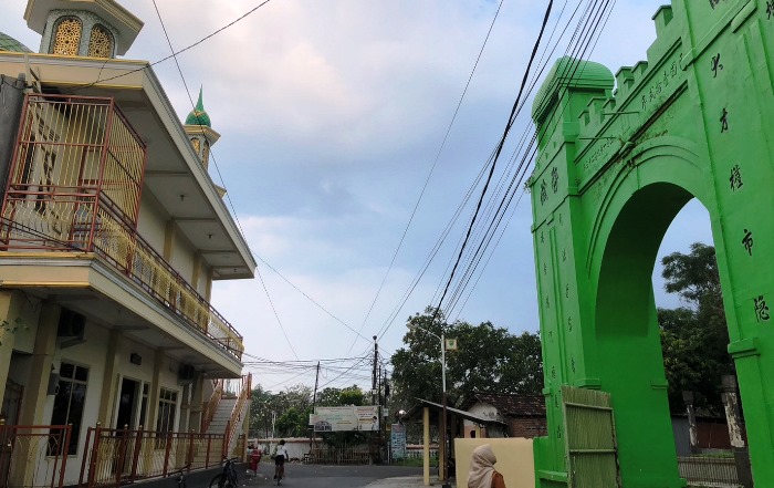 TOLERANSI: Wujud perdamaian antara umat Islam dengan umat Tionghoa yang terlihat dari bangunan pemakaman cina yang berseberangan dengan Masjid At Taufiq di Lingkungan Balongrawe, Kelurahan Kedundung.