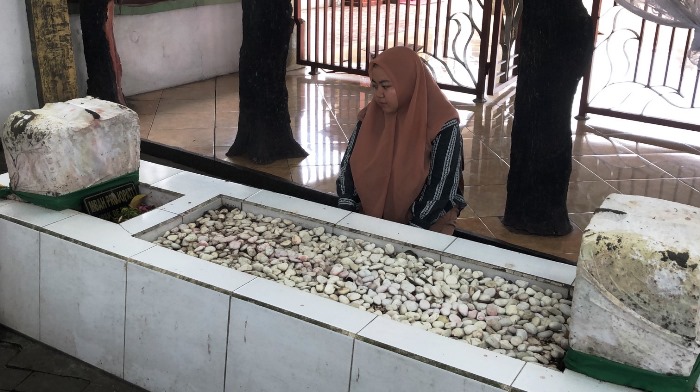 BERDOA: Peziarah sedang melakukan ritual keagamaan di Makam Mbah Proyopati atau pakde wali di Dusun Songgat, Desa Gampingrowo, Kecamatan Tarik, Kabupaten Mojokerto.