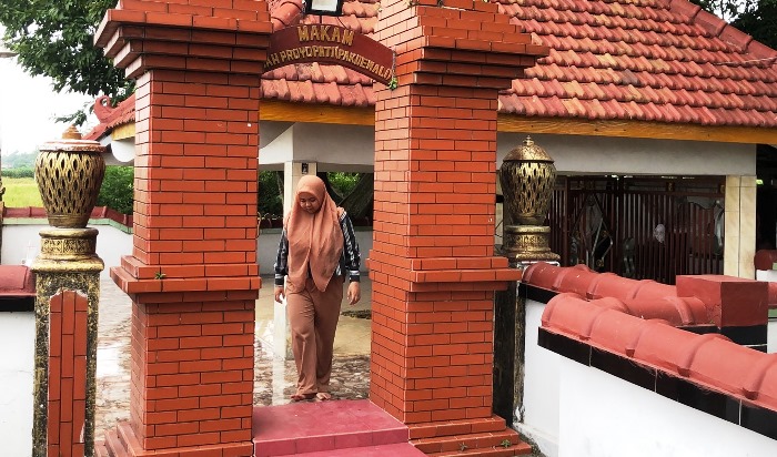 KONDISI: Suasana makam Mbah Proyopati yang sejuk dengan dikelilingi pohon beringin yang rindang serta berada ditengah area persawahan.