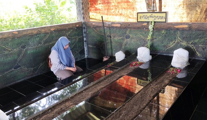 SEJUK: Suasana kompleks pemakaman Mbah Serut dikelilingi oleh perkebunan tebu yang membuat udara yang segar.